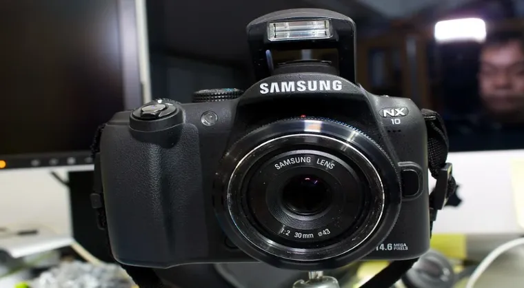 Samsung NX10 camera
